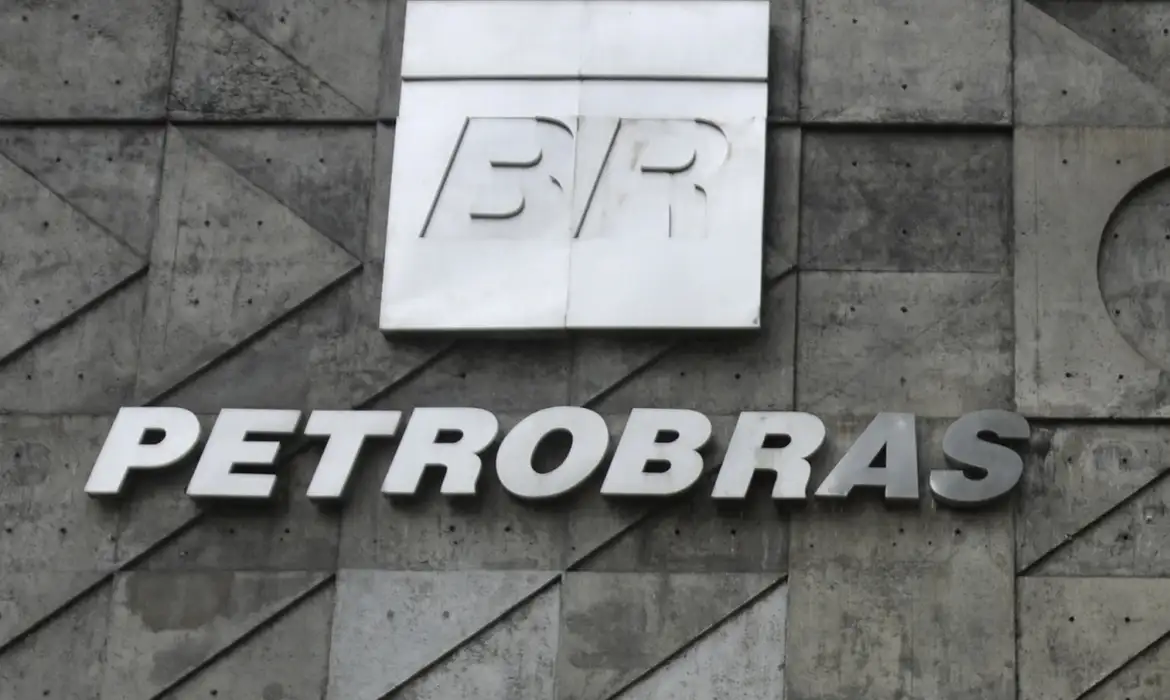 Petrobras pesa e faz com que o Ibovespa opere em queda