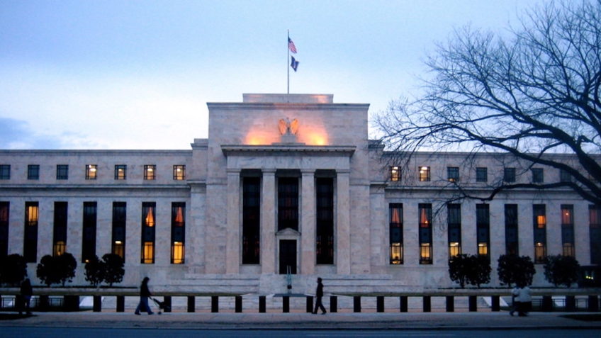 Presidente do Fed NY, John Williams não vê corte de juros diante do cenário de economia forte