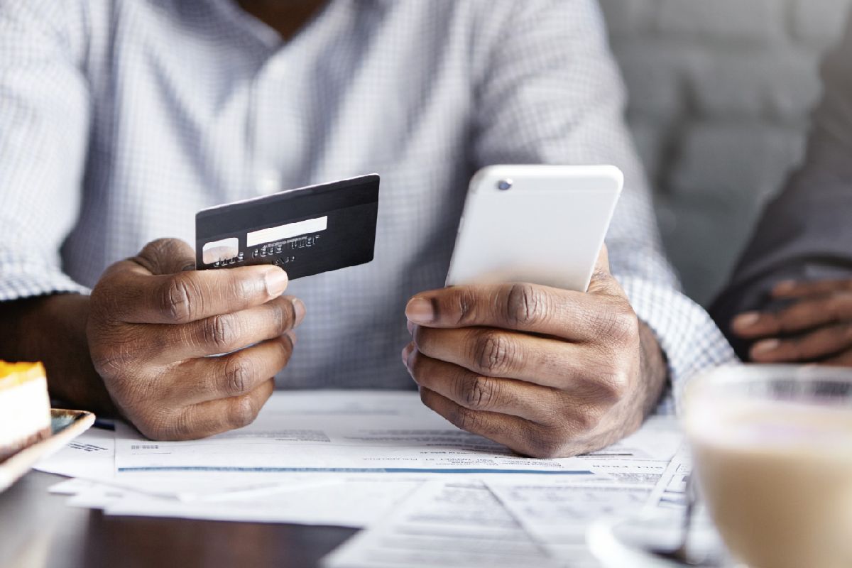 https://www.bomdiamercado.com.br/wp-content/uploads/2024/06/celular-transferencia-bancario-banco.jpg